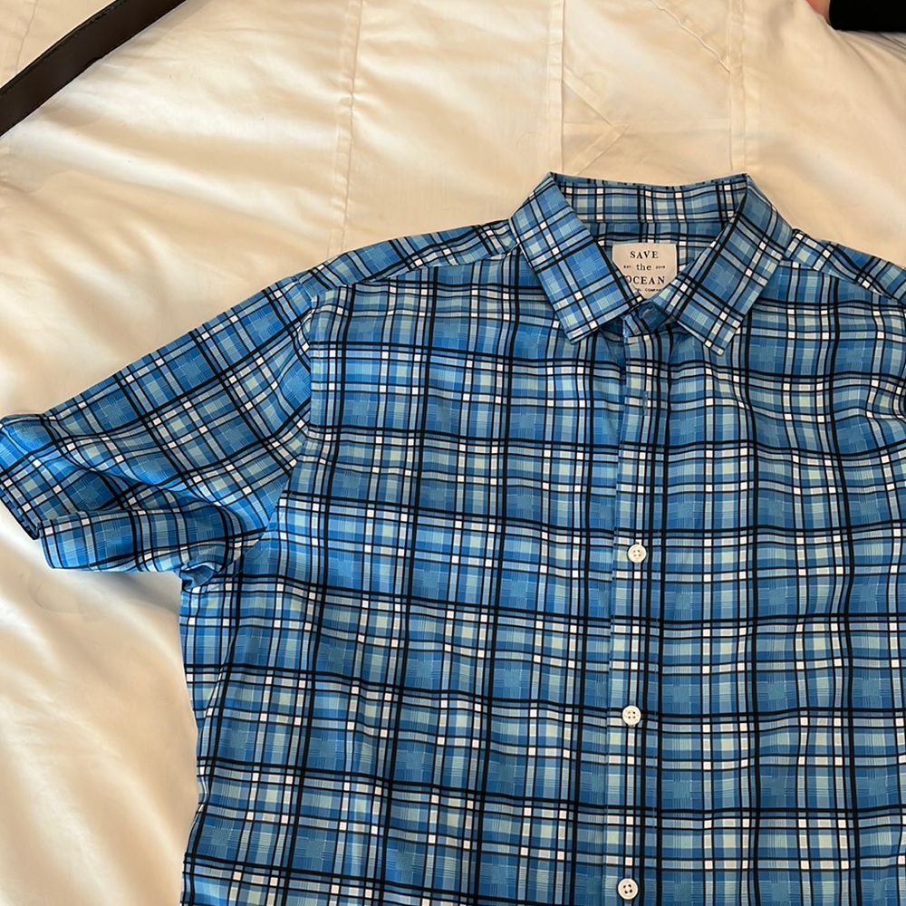 Short sleeve performance button up. Size large men’s